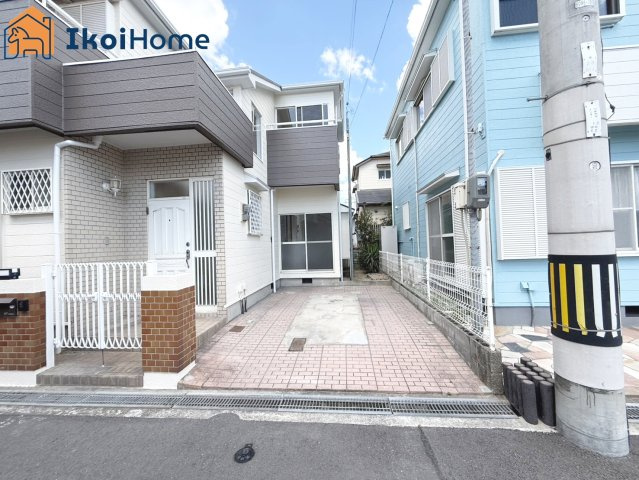 明石市魚住町清水　中古戸建の駐車場|●年中無休：当日予約可●駅徒歩圏内ながらお車も1台駐車可能です！前面道路は幅員約4m。