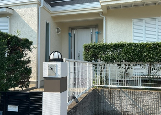 【玄関】 | 玄関は家の顔でもあり、家族以外の目にも止まる場所です。玄関は外との間を仕切る扉、靴などをしまっておく収納スペース、靴脱ぎのたたきスペース、来客とのやり取りをするドアホンなど複数のアイテムからなります。