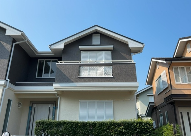 【バルコニー】 | バルコニーは、室外の専用スペースのうち、「屋根がなく開放された空間」であるものを指します。ベランダより広いタイプのものが多く、日当たりもよいため家庭菜園などを楽しみたい人にとって適した環境となります。
