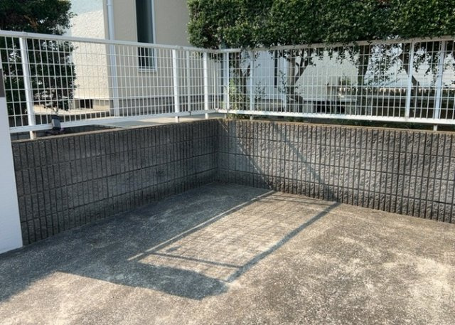 【構造・工法・仕様】 | 建物の基礎工事の方法は、主流となっているベタ基礎（防湿基礎）と布基礎の２種類に分類され、床下の通気性や耐久性などに違いがあります。建物の基礎部分の構造や付帯設備など詳細については現地でご確認ください。