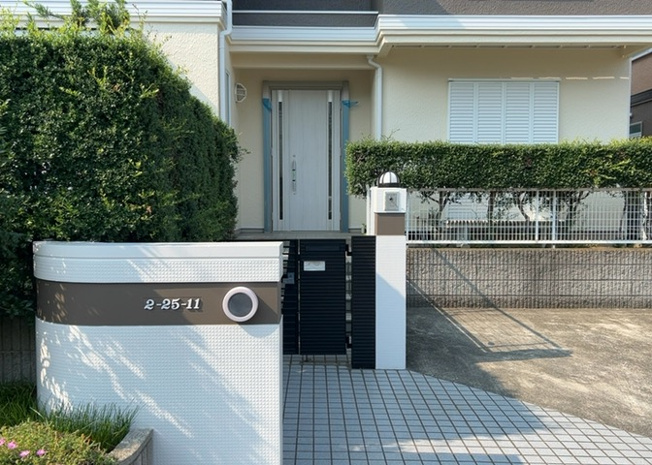 【内装】 | 玄関ポーチにおいて最も重視すべきと言っても良いのが広さです。適切な広さの玄関ポーチでないと外見的なバランスは崩れてしまいますし、何より使いにくくなってしまいますので、現地で実際に下見をしてみましょう！