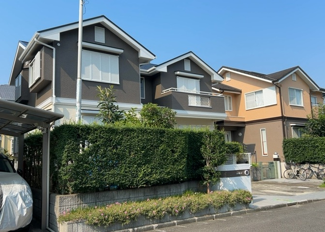 【前面道路含む現地写真】 | 南側道路の場合は長い時間光を入れ込むことができるため、庭やリビングを道路側に持ってくることが多く土地価格も高い傾向にあります。一方北側道路だとリビングや庭が南側になりプライバシーを守ることができます。