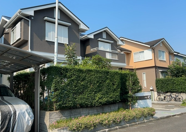 【前面道路含む現地写真】 | 東側道路の場合は居室を南向きに設計しやすいため、朝日が入りやすいというメリットがあります。一方、西側道路も東側同様に居室を南向きに設計しやすいのですが、住宅地だと朝日が入りにくいという弱点があります。