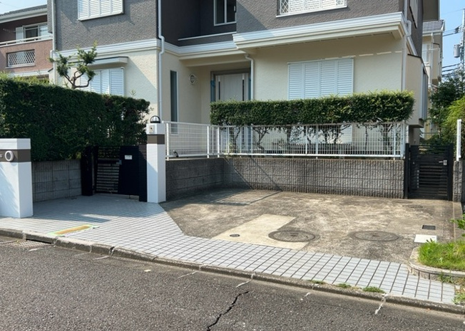 【駐車場】 | 車一台あたりに必要なスペースは、標準サイズの普通自動車で横幅2m50cm、長さ5mは必要になります。ただし、乗降のことも考慮して横幅3m30cm、長さ5m50cmほどは確保できるところを選びましょう。