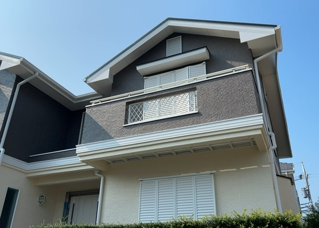 【バルコニー】 | バルコニーは、建物内から室外へ楽に出入りできる便利なスペースです。また、バルコニーには手すりを付けることが義務付けられており、手すりの高さは110cm以上で施工することが建築基準法で定められています。