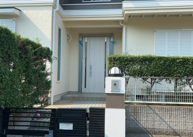 【玄関】 | 玄関は家の顔と言っても過言ではありません。現地を見学する際は玄関の広さや全体のバランスなどを見てみるといいでしょう。一般的なアプローチのしやすさだけではなく、お年寄りにも優しい設計のものだと安心です。