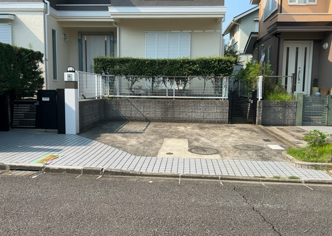 【駐車場】 | 駐車場と明記されていても、最小スペースでつくられた駐車場だと大型車は駐車できなかったり、出入りしにくくなったりする可能性があります。お車のサイズと購入したい物件の駐車場のサイズを現地で確認しましょう。