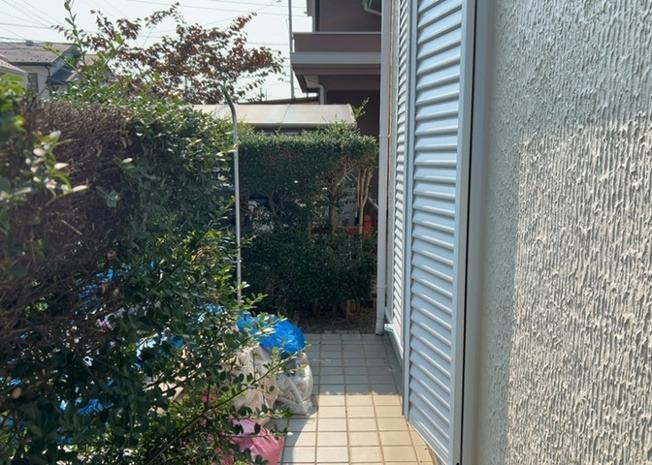 【庭】 | 庭があることでガーデニングや家庭菜園はもちろん、こどもの遊び場やペットを放して遊ぶことができます。また、家の周囲に余裕があるということです。隣地との間があれば、十分な日当たりと、風通しが確保できます。