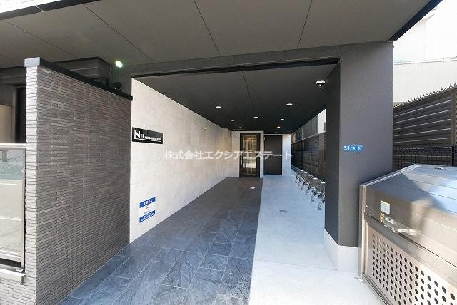 Nu岸里駅前のエントランス