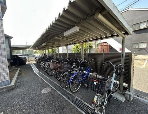 【中古マンション】カザベーラ坂戸の駐輪場|屋根付き駐輪場