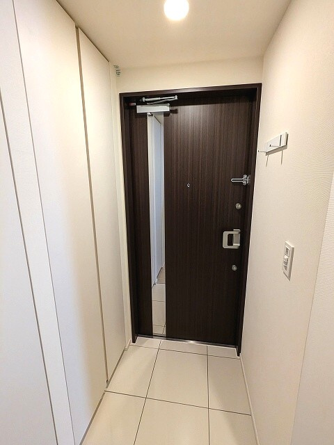 Dimus蔵前Residenceの設備|玄関には姿見鏡とコートフック付きです