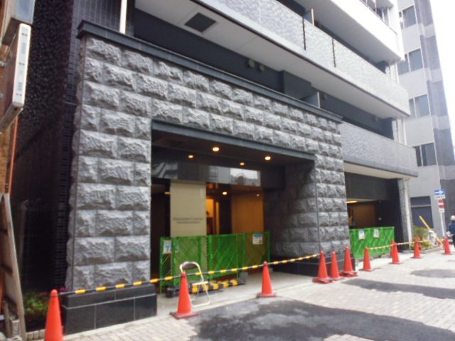 プレサンスロジェ高岳駅前のエントランス