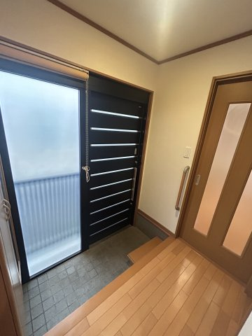 松山１丁目貸家の玄関