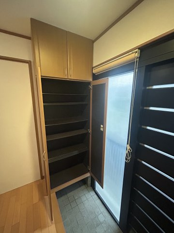 松山１丁目貸家の玄関