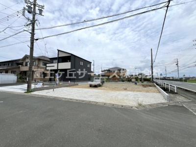 【外観】 | 磐田市小島 2期 新築一戸建て | 現在建築中の外観画像です。ご内覧は同じメーカーの完成物件へご案内いたしますので、いつでもご相談ください！