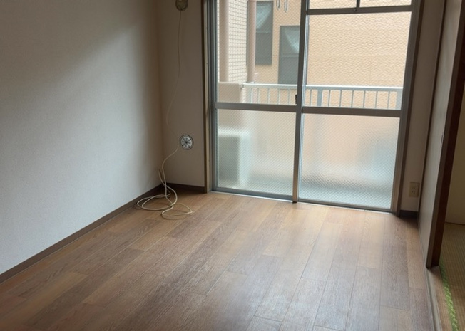 【洋室】 | ヴィラ星が丘 | 洋室のメリットは重い家具が置きやすく、身の回りが整理しやすいことです。 床がフローリングのため畳とは異なり凹みにくいです。 クローゼットなど収納が豊富で、普段使わない旅行カバンや服の整頓も簡単にです。