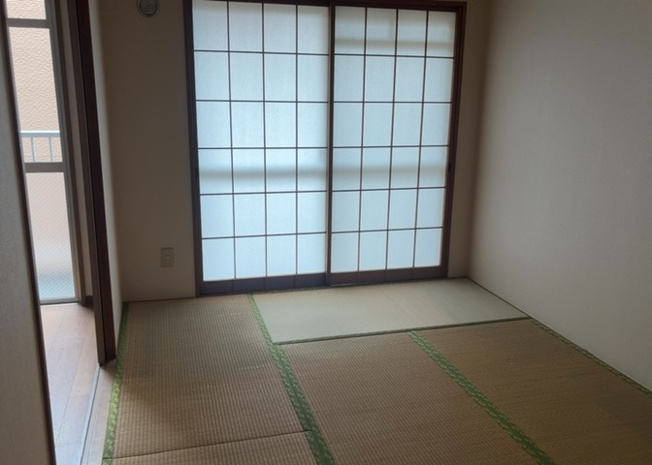 【寝室】 | ヴィラ星が丘 | 寝室でゆっくりと過ごすためにはベッド周りの適度な空間を担保することや窓の位置、照明の明るさ、寝室の広さなどを考える必要があります。自身や家族の構成とライフスタイルに併せて寝室にする部屋を選びましょう！