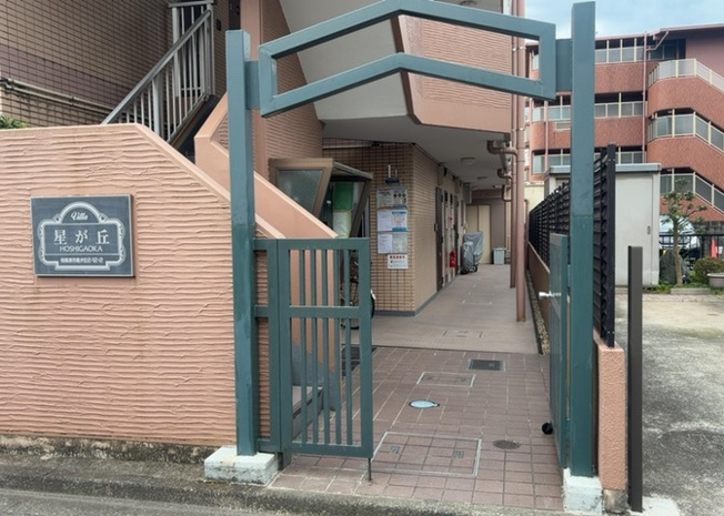 【エントランス】 | ヴィラ星が丘 | マンションのエントランスには、もともと風よけや防犯の役割がありますが、マンションによって宅配ボックスなどの設備が備わっている所もあります。日々の生活をイメージしながら生活しやすさをチェックしましょう。