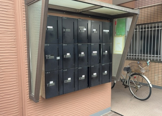 【設備】 | ヴィラ星が丘 | エントランス付近に設置されている集合ポストは、住んでいる部屋と離れているため、ポストをあさるなど誰かに何かされていても被害に気づきにくいです。入居する時には他人に特定されにくい番号で鍵をかけましょう！