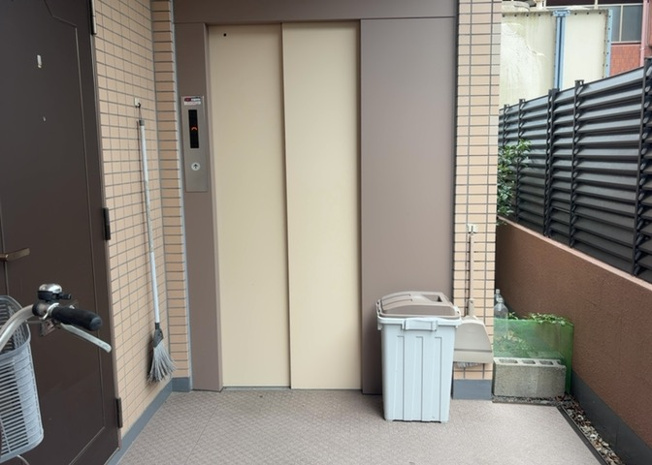 【その他共用部分】 | ヴィラ星が丘 | 共有部分は、住民なら誰もが使える設備のこと。例えば駐車場やエレベーター、インターネット設備、セキュリティ設備などがあります。他にも、マンションの廊下・外部階段やエントランス・ゴミ置き場などがあります。