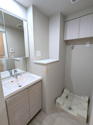 Urbanex千代田淡路町の洗面所|トイレと独立した独立洗面脱衣室、ハンドシャワー付2面鏡付洗面台、洗濯機置場はお手入れし易い様に排水口を手前中央に配置し、足高の防水パンです