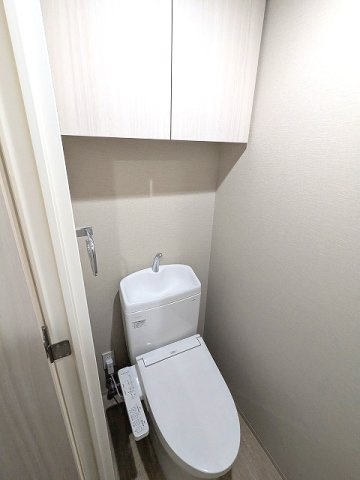 Urbanex千代田淡路町のトイレ|洗面室と独立した温水洗浄便座です