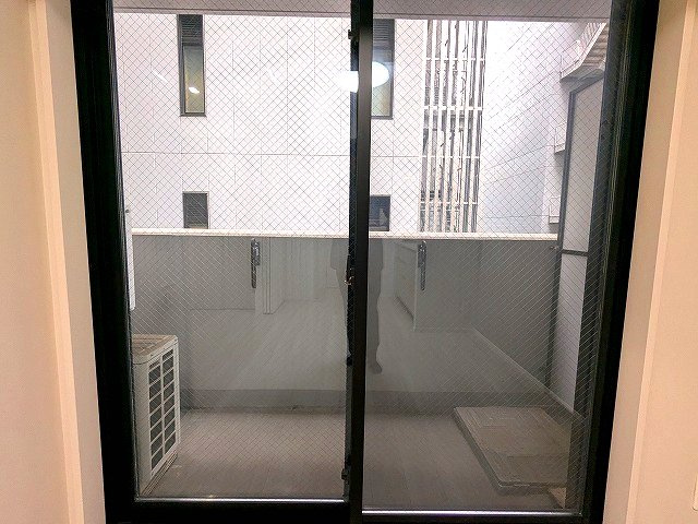 Urbanex千代田淡路町の設備|4F、ダイニングからの眺望です、大通りから一歩入った静かな場所です、遮音性・防犯性・結露防止の遮熱効果の高いペアサッシの窓です