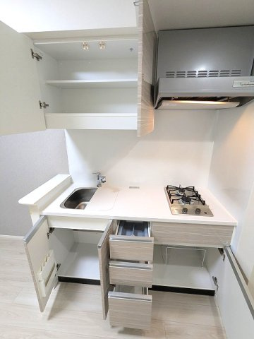 Urbanex千代田淡路町の設備|ガス2口システムキッチン、料理しやすいシンクカバー付、豊富な収納