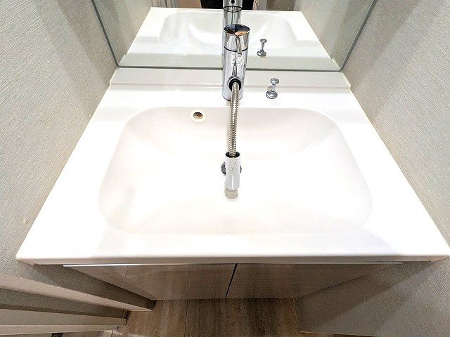Urbanex千代田淡路町の設備|トイレと独立したハンドシャワー付2面鏡付洗面台です