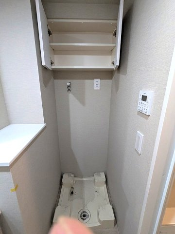 Urbanex千代田淡路町の設備|洗面室の洗濯機置場、お手入れし易い様に排水口を手前中央に配置し、足高の防水パンです