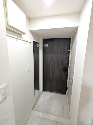 Urbanex千代田淡路町の設備|ディンプルキーのダブルロックセキュリティ、シューズインクローゼット、姿見鏡付、人感センサー付玄関ライト、コートフック付です