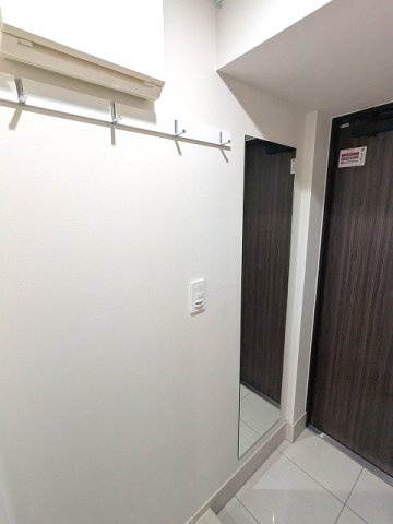 Urbanex千代田淡路町の設備|ディンプルキーのダブルロックセキュリティ、シューズインクローゼット、姿見鏡付、人感センサー付玄関ライト、コートフック付です