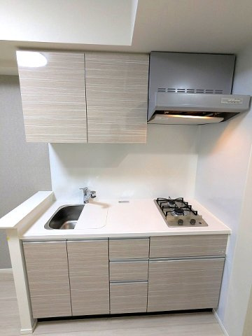 Urbanex千代田淡路町のキッチン|ガス2口システムキッチン、料理しやすいシンクカバー付、豊富な収納