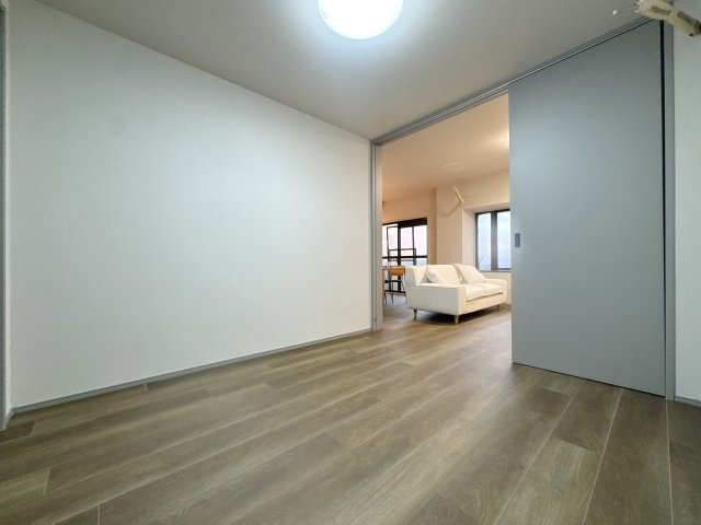 【洋室】 | エンゼルマリナコート姪浜弐番館☆仲介手数料無料☆ | 隣接するお部屋を開放すれば、より広々とした大空間として多目的に活用いただけます。