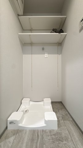 【ランドリースペース】 | エンゼルマリナコート姪浜弐番館☆仲介手数料無料☆ | 室内洗濯機置き場を完備。防水パン付きで万が一の漏水にも配慮されています。キッチンや洗面室からの動線も良く、効率よく家事をこなせる設計が魅力です。