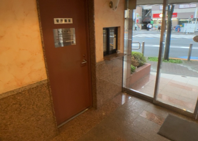 【受付】 | ヴェルヒルズ町田 | 受付はマンションコンシェルジュがいる場合もあれば、管理人が滞在する小部屋を総称して呼ぶことがあります。主にエントランスに設置されていることから、防犯面でも期待ができます。防犯設備がない場合はより安心！