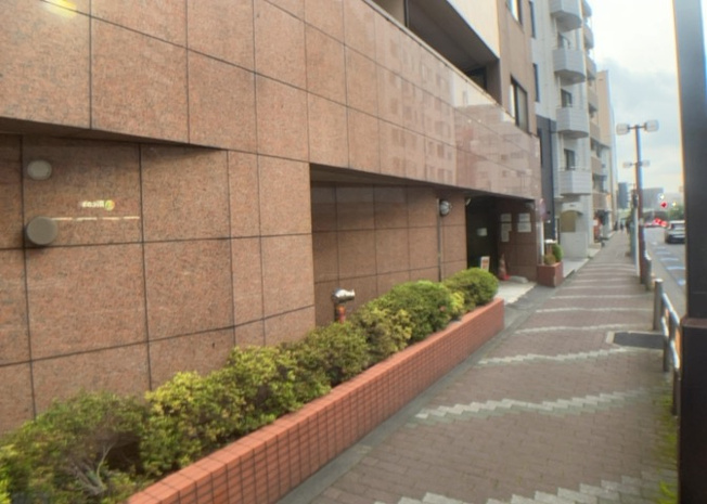 【現況写真】 | ヴェルヒルズ町田 | 道幅が広い場所は日当たりや風通が良好です。幅が広いのですれ違いも可能ですし大きな車でも駐車可能！一方で、大型車が通ることも多くなるため交通量の増加により騒音に繋がります。また土地の値段が高くなります。