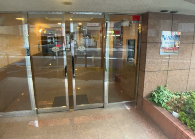 【玄関】 | ヴェルヒルズ町田 | 玄関は家の顔でもあり、家族以外の目にも止まる場所です。玄関は外との間を仕切る扉、靴などをしまっておく収納スペース、靴脱ぎのたたきスペース、来客とのやり取りをするドアホンなど複数のアイテムからなります。
