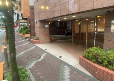【外観】 | ヴェルヒルズ町田 | 外観はマンション管理がされているかの目安になります。築年数が古いと、壁面は劣化してひび割れが生じることも！建物が古びていても細かいところが修繕されていると、きちんと管理されているなぁと感じるでしょう。