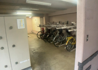 【駐車場】 | ヴェルヒルズ町田 | 車一台あたりに必要なスペースは、標準サイズの普通自動車で横幅2m50cm、長さ5mは必要になります。ただし、乗降のことも考慮して横幅3m30cm、長さ5m50cmほどは確保できるところを選びましょう。