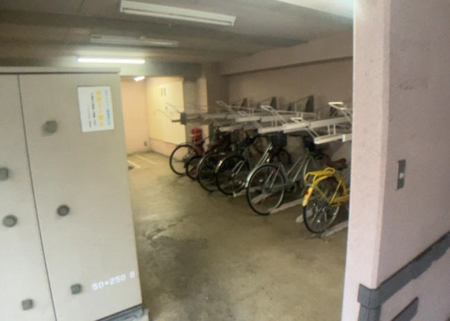 【駐車場】 | ヴェルヒルズ町田 | 車一台あたりに必要なスペースは、標準サイズの普通自動車で横幅2m50cm、長さ5mは必要になります。ただし、乗降のことも考慮して横幅3m30cm、長さ5m50cmほどは確保できるところを選びましょう。