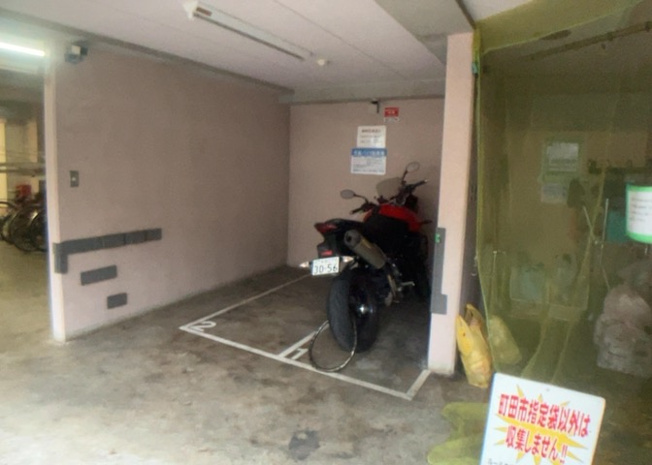 【駐車場】 | ヴェルヒルズ町田 | 駐車場と明記されていても、最小スペースでつくられた駐車場だと大型車は駐車できなかったり、出入りしにくくなったりする可能性があります。お車のサイズと購入したい物件の駐車場のサイズを現地で確認しましょう。