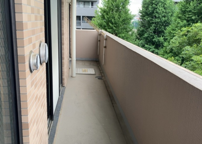 【バルコニー】 | 藤和シティホームズ西八王子 | バルコニーは、室外の専用スペースのうち、「屋根がなく開放された空間」であるものを指します。ベランダより広いタイプのものが多く、日当たりもよいため家庭菜園などを楽しみたい人にとって適した環境となります。