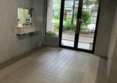【エントランス】 | 藤和シティホームズ西八王子 | マンションのエントランスには、もともと風よけや防犯の役割がありますが、マンションによって宅配ボックスなどの設備が備わっている所もあります。日々の生活をイメージしながら生活しやすさをチェックしましょう。
