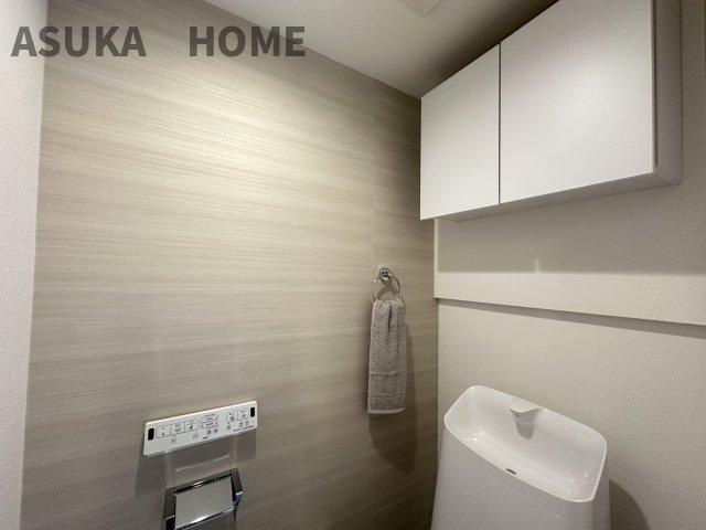 ライトウェーブ蒔田のトイレ|温水洗浄便座のトイレ設備です！トイレ上部にはあると便利な吊戸棚を設置！収納もたっぷりできますね