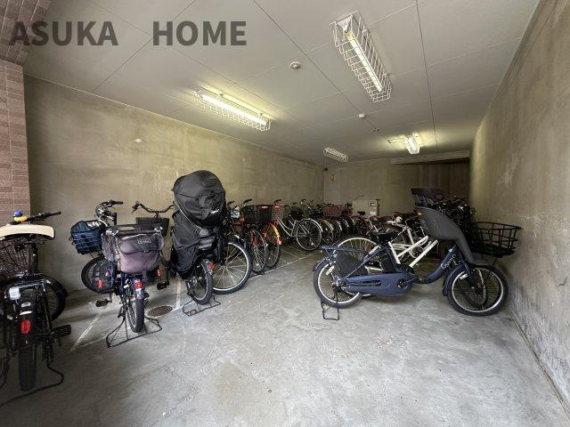 ライトウェーブ蒔田の駐車場|無償の駐輪場です。バイク置き場もあり、こちらも無償で使用できます。