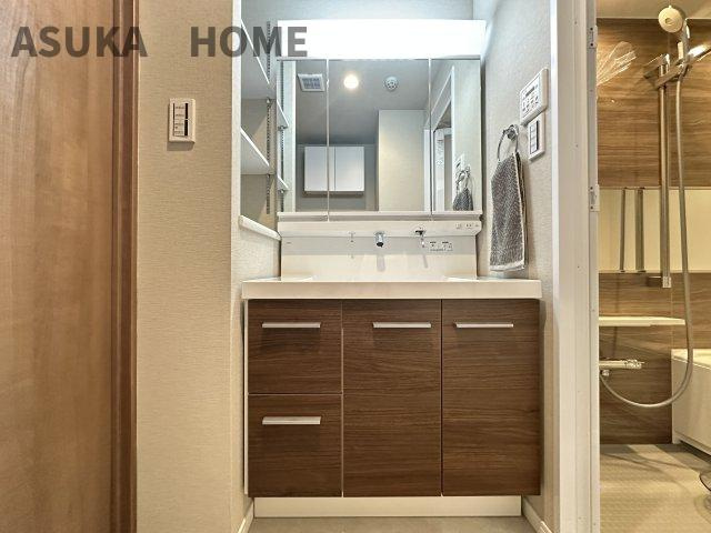 ライトウェーブ蒔田の独立洗面台|3面鏡の洗面化粧台です♪洗面台横にはあると便利なタオル掛けも完備してます。