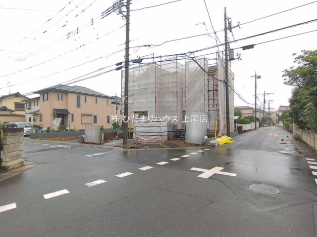 上尾市上13期　新築戸建　LIGARE01の前面道路含む現地写真