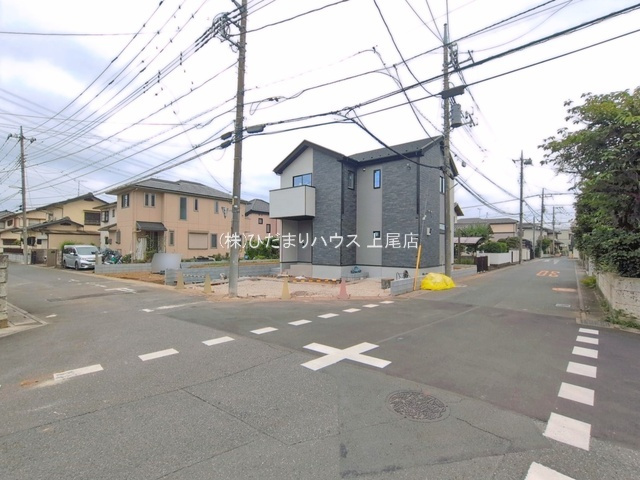 上尾市上13期　新築戸建　LIGARE01の前面道路含む現地写真