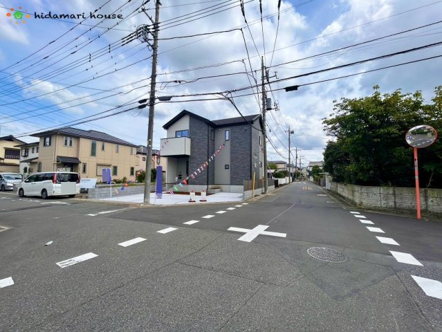上尾市上13期　新築戸建　LIGARE01の前面道路含む現地写真